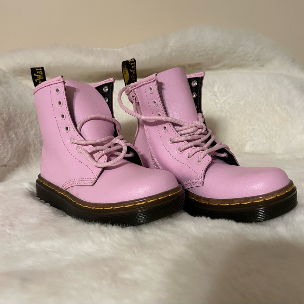 New with out tags/box Girls Dr martens
